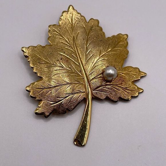 Vintage Sarah Coventry Leaf Faux Pearl Gold tone Brooch Pin Classic Nature - Picture 2 of 5